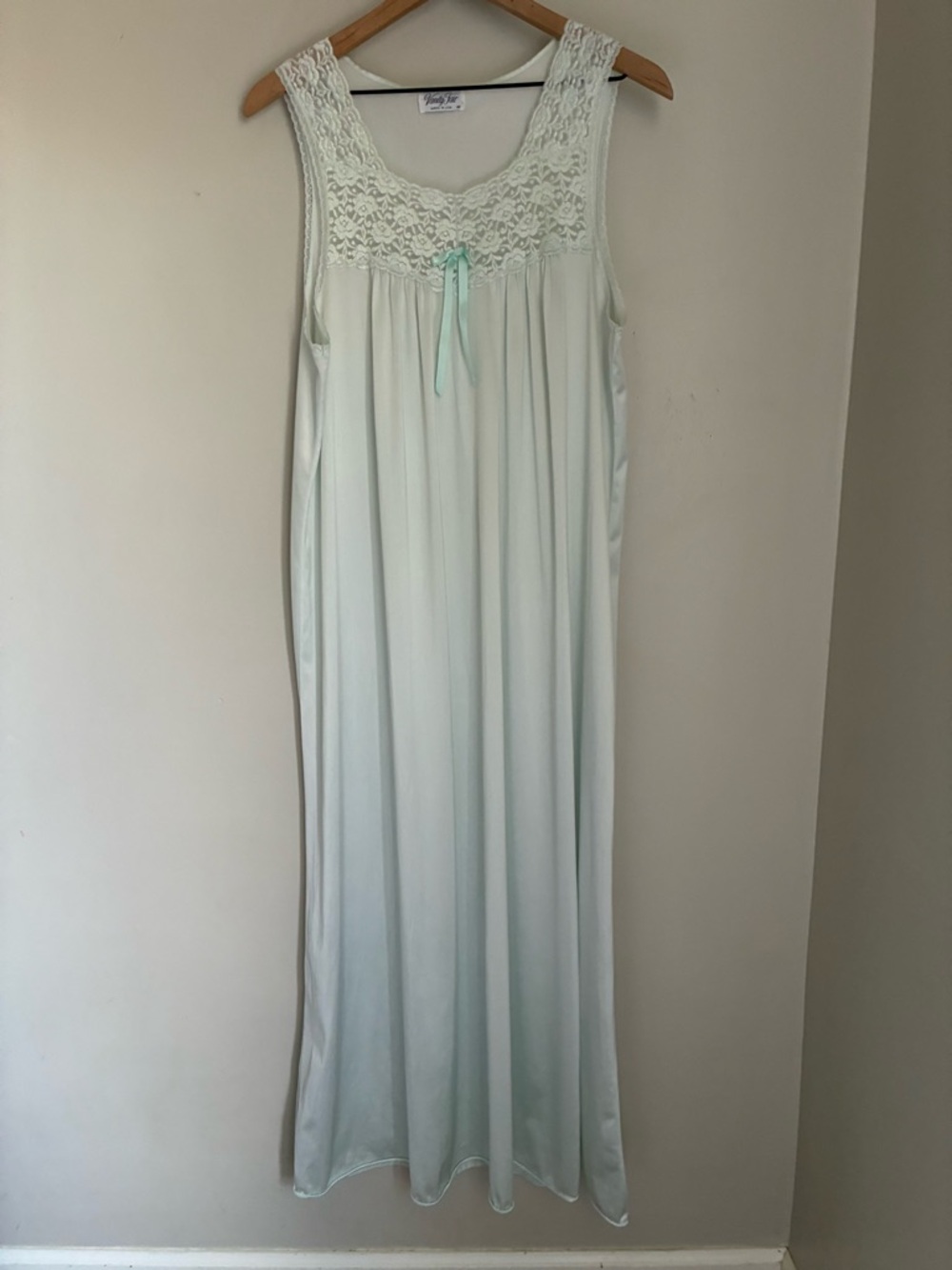 Vintage Vanity Fair Satin‎ Nightgown Size Medium